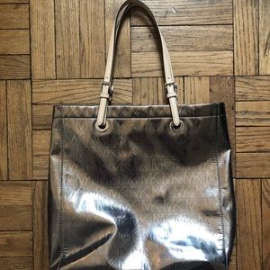 SOLD 🛑 MICHAEL KORS METALLIC JET SET TOTE